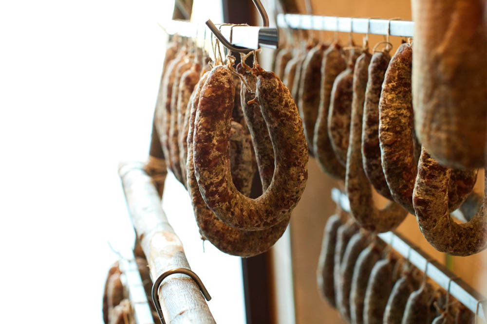 Stagionatura salame tradizionale di Donna Elisabetta a Noci