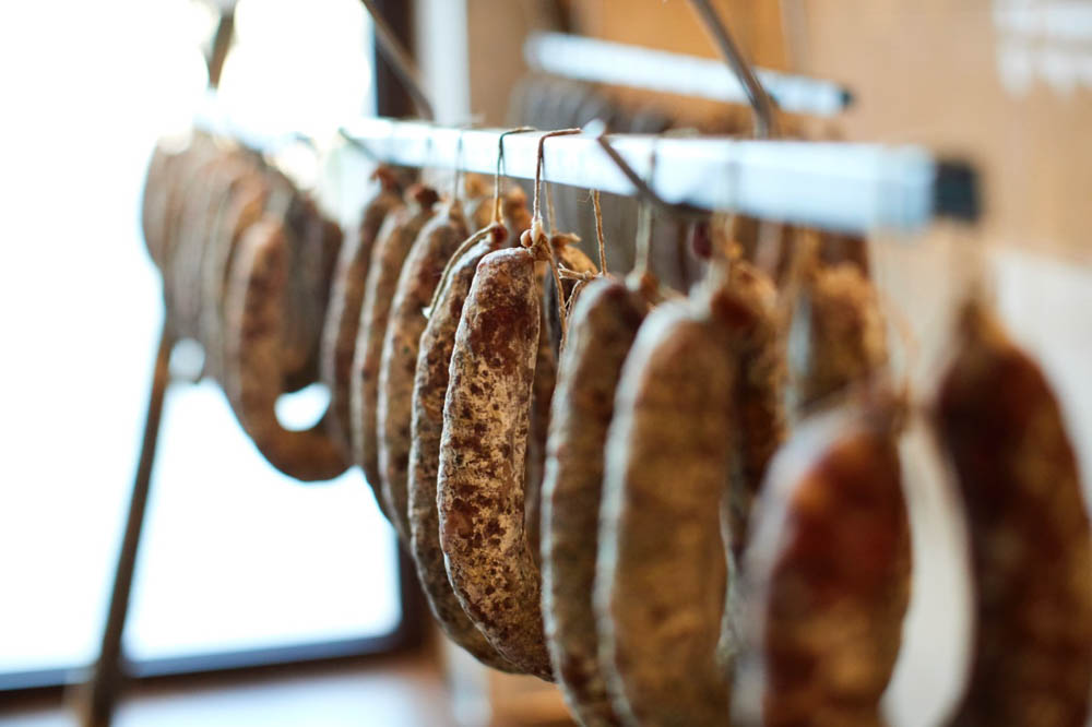 Stagionatura salame tradizionale di Donna Elisabetta a Noci