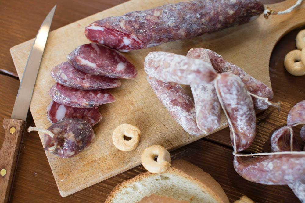 Salame tradizionale affettato su tagliere di Donna Elisabetta a Noci